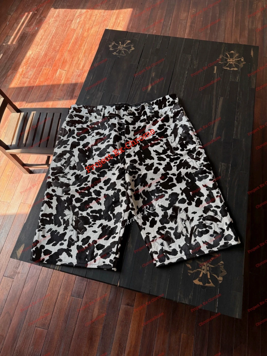 Carti Cow Print Leather Shorts — 画像 1